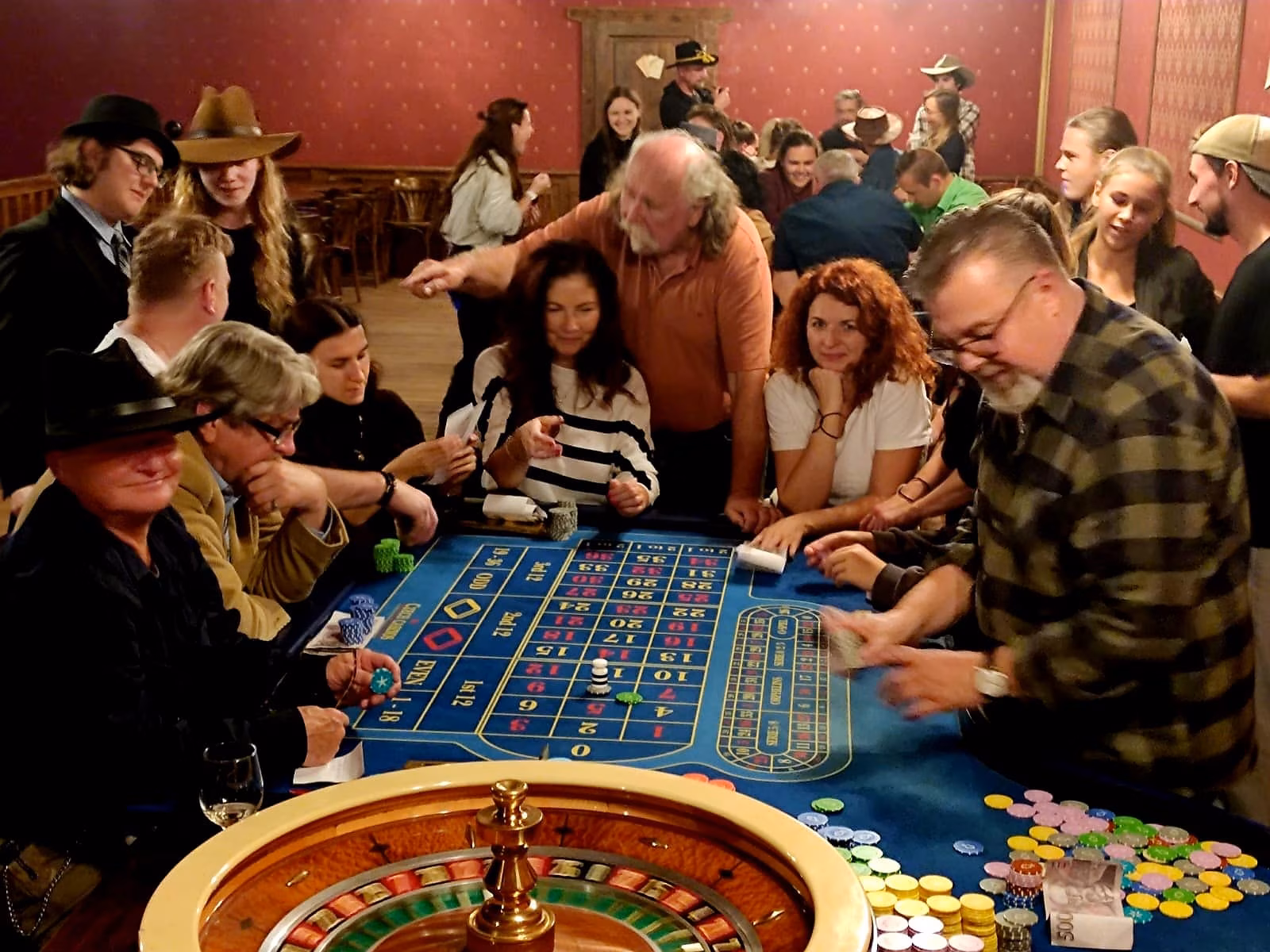 Casino program s hosty u herního stolu